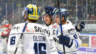Sie sehen: Vier Treffer. Brett Olson (2), John Laliberte und Mike Collins waren in Augsburg erfolgreich. Foto: ST-Foto.de / Johannes Traub Sie sehen: Vier Treffer. Brett Olson (2), John Laliberte und Mike Collins waren in Augsburg erfolgreich. Foto: ST-Foto.de / Johannes Traub