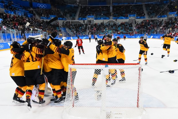 Deutschland schlägt Kanada im Halbfinale mit 4:3 und steht erstmals in einem Olymischen Finale. 

Foto: Matt Zambonin/HHOF-IIHF Images
