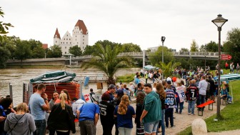 Die Autogrammstunde der ERC-Profis ist nicht das einzige Highlight beim Familienfest zur Saisoneröffnung. Foto: ST-Foto.de / Oliver STRISCH Die Autogrammstunde der ERC-Profis ist nicht das einzige Highlight beim Familienfest zur Saisoneröffnung. Foto: ST-Foto.de / Oliver STRISCH