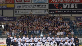 Mit den Fans im Rücken: Die Dauerkarteninhaber dürfen sich am 5. August auf ein besonderes Schmankerl freuen. Wie 2014 schon macht die Mannschaft mit ihnen ein Foto. Mit den Fans im Rücken: Die Dauerkarteninhaber dürfen sich am 5. August auf ein besonderes Schmankerl freuen. Wie 2014 schon macht die Mannschaft mit ihnen ein Foto.