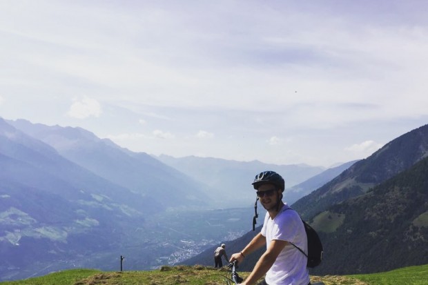Auch ein Teambuilding-Tag gehört zum Trainingslagerprogramm. Hier David Elsner beim Moutainbiken in der Latscher Bergwelt. Foto: Elsner