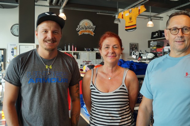 Patrick (von links), Angie und Klaus vom Fairplay Hockey Shop freuen sich auf Ihren Besuch.