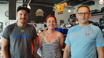 Patrick (von links), Angie und Klaus vom Fairplay Hockey Shop freuen sich auf Ihren Besuch. Patrick (von links), Angie und Klaus vom Fairplay Hockey Shop freuen sich auf Ihren Besuch.