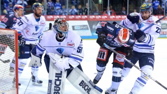 Das Spiel zweier konzentrierter Defensiven war bis in die Schlussphase spannend - am Ende feierte Timo Pielmeier den Shutout. Foto: Jens Hagen Das Spiel zweier konzentrierter Defensiven war bis in die Schlussphase spannend - am Ende feierte Timo Pielmeier den Shutout. Foto: Jens Hagen