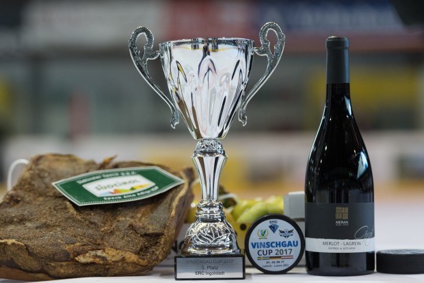 Köstlichkeiten aus Südtirol und der dritte Pokal des Vinschgau Cups. Foto: Markus Fischer / mfipics.de