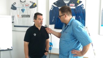 Stadionsprecher Hannes Langer (r.) interviewte Larry Mitchell und stellte auch die Fragen der Fans. Das Video wird beim Fanstammtisch gezeigt... Stadionsprecher Hannes Langer (r.) interviewte Larry Mitchell und stellte auch die Fragen der Fans. Das Video wird beim Fanstammtisch gezeigt...