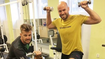 Für das Foto haben sich Petr Taticek (links) und Radek Smolenak extra schwere Gewichte aufgelegt... Für das Foto haben sich Petr Taticek (links) und Radek Smolenak extra schwere Gewichte aufgelegt...