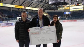 Gewinner Hermann Schmidt (Mitte) mit den eV-Vertretern Christine Schlamp und Thomas Binder. Foto: eV Gewinner Hermann Schmidt (Mitte) mit den eV-Vertretern Christine Schlamp und Thomas Binder. Foto: eV