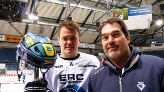 Ville Koistinen mit ERC-Sportdirektor Larry Mitchell vor seiner ersten Trainingseinheit beim ERC. Ville Koistinen mit ERC-Sportdirektor Larry Mitchell vor seiner ersten Trainingseinheit beim ERC.