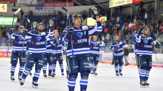 Celebrating with the fans: The Panthers scored 16 goals in 4 homes games. Foto: Johannes TRAUB / ST-Foto.de  
