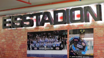 Als erste Elemente wurden ein Bild der Meistermannschaft und von John Laliberte an der Wall of Fame angebracht.
Foto: Johannes TRAUB / JT-Presse.de