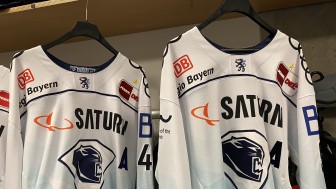 Die Auswärtsjerseys der Captains Frederik Storm und Ben Marshall wurden soeben noch mit dem "A" versehen. Die Auswärtsjerseys der Captains Frederik Storm und Ben Marshall wurden soeben noch mit dem "A" versehen.