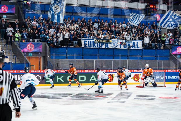 Die Panther-Fans verwandelten die Partie in Växjö zu einem Heimspiel.
Foto: Albin Welander