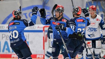 Gemeinsam zum ERC-Heimspiel. Sonntag Spezl-Ticket einlösen.
Foto: Johannes Traub/JT-Presse.de Gemeinsam zum ERC-Heimspiel. Sonntag Spezl-Ticket einlösen.
Foto: Johannes Traub/JT-Presse.de