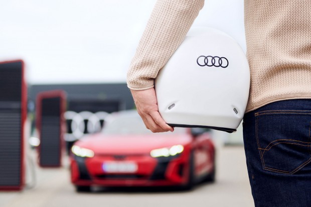 Als Hauptgewinn in der zweiten Pause des Frauenspiels wird ein halbtägiger Besuch der Audi Driving Experience in Neuburg verlost.
Foto: AUDI AG