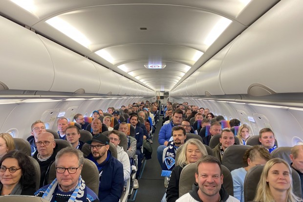Die Panther-Fans im Flugzeug von Ingolstadt nach Växjö.