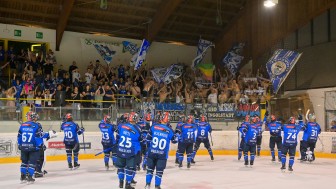 Die Panther feierten mit den zahlreich mitgereisten Fans einen 5:2-Erfolg beim Auftaktspiel des Vinschgau Cups.
Foto: Johannes Traub/JT-Presse.de