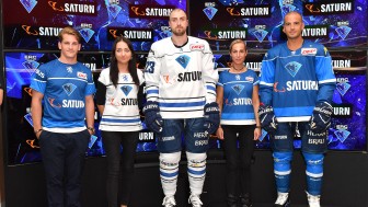 Bei der Trikotpräsentation stellten Laurin Braun (ganz links), Matt Pelech (Mitte) und John Laliberte (rechts) zusammen mit SATURN-Mitarbeiterinnen die neuen Leiberl vor. Foto: Traub / st-foto.de Bei der Trikotpräsentation stellten Laurin Braun (ganz links), Matt Pelech (Mitte) und John Laliberte (rechts) zusammen mit SATURN-Mitarbeiterinnen die neuen Leiberl vor. Foto: Traub / st-foto.de