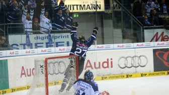 Ryan MacMurchy bejubelt sein Tor im Heimspiel gegen Iserlohn. Foto: Stefan Bösl / kbumm.de Ryan MacMurchy bejubelt sein Tor im Heimspiel gegen Iserlohn. Foto: Stefan Bösl / kbumm.de