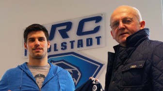 Benedikt Kohl (links) und Sportdirektor Jiri Ehrenberger freuen sich über die Vertragsverlängerung. Benedikt Kohl (links) und Sportdirektor Jiri Ehrenberger freuen sich über die Vertragsverlängerung.