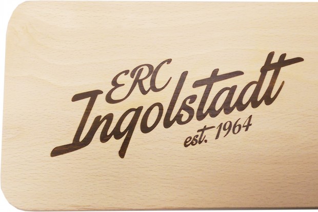 Das Brotzeitbrettl des ERC aus Holz mit Retro-Schriftzug
