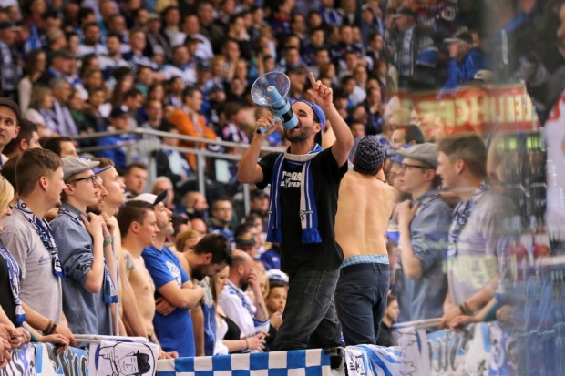 Die Fans sorgten für eine außergewöhnliche Atmosphäre in der Arena. Foto: Stefan Bösl - www.kbumm.de
