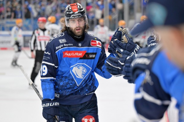 Unter anderem der gespielte und signierte Helm von Wojciech Stachowiak geht unter den Hammer. 
Foto: Johannes Traub / JT-Presse.de