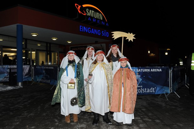 Die Sternsinger von St. Augustin vor der Saturn Arena... 

Foto: ST-Foto.de / Johannes TRAUB  