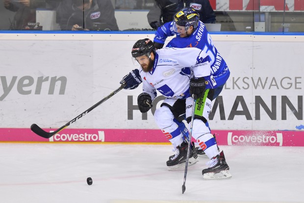 Steven Seigo (vorne) im Zweikampf mit Brandon Mashinter. Ab sofort sind sie Teamkollegen.
Foto: Johannes TRAUB / ST-Foto.de  