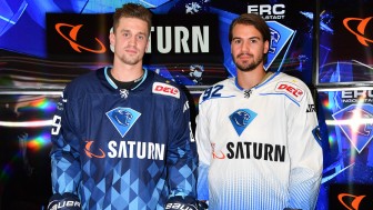 Hans Detsch und Mirko Höfflin präsentierten im SATURN die neuen Trikots des ERC. Foto: Johannes TRAUB / JT-Presse.de Hans Detsch und Mirko Höfflin präsentierten im SATURN die neuen Trikots des ERC. Foto: Johannes TRAUB / JT-Presse.de