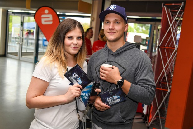 Fans mit ihrer neuen Dauerkarte. Foto: JT-Presse.de / Johannes TRAUB
