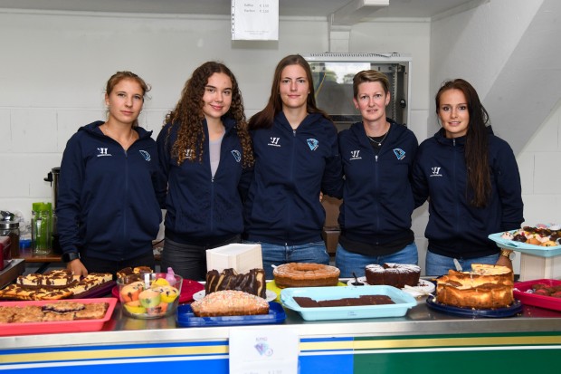 Das Team hinter der Kuchentheke im Umlauf der Saturn Arena. Foto: JT-Presse.de / Johannes TRAUB