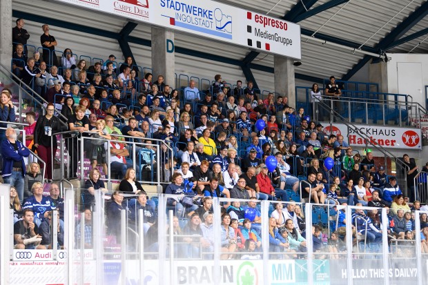 Die Fans verfolgen das Geschehen auf dem Eis. Foto: JT-Presse.de / Johannes TRAUB