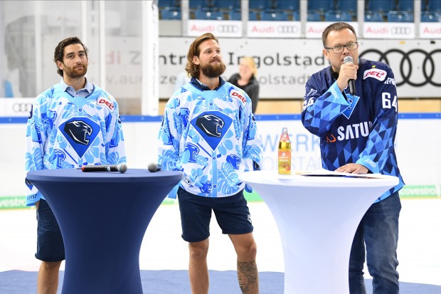 Jerry D'Amigo und Timo Pielmeier präsentieren das neue Trikot für den Vinschgau Cup. Foto: JT-Presse.de / Johannes TRAUB