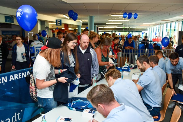 Die Autogrammstunde im Umlauf der Arena. Foto: JT-Presse.de / Johannes TRAUB