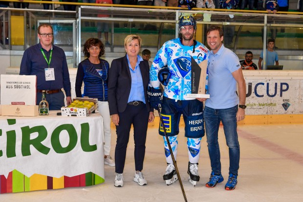 Dustin Friesen bekommt von ERC-Geschäftsführer Claus Gröbner  den Pokal überreicht.
Foto: Johannes TRAUB / JT-Presse.de