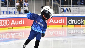 Panther-Maskottchen Xaver freut sich schon darauf, am 6. Oktober viele Kinder in der Saturn-Arena begrüßen zu dürfen.
Foto: Johannes TRAUB / JT-Presse.de Panther-Maskottchen Xaver freut sich schon darauf, am 6. Oktober viele Kinder in der Saturn-Arena begrüßen zu dürfen.
Foto: Johannes TRAUB / JT-Presse.de