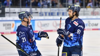 Wayne Simpson (links) und Kris Foucault wollen morgen zum Auftakt in Schwenningen wieder jubeln.
Foto: Johannes TRAUB / JT-Presse.de Wayne Simpson (links) und Kris Foucault wollen morgen zum Auftakt in Schwenningen wieder jubeln.
Foto: Johannes TRAUB / JT-Presse.de