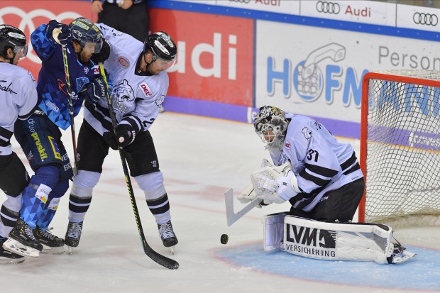 Kaum ein Durchkommen gab es beim Heimauftakt gegen die Ice Tigers am zweiten Spieltag. Das soll morgen anders sein.
Foto: Johannes TRAUB / JT-Presse.de