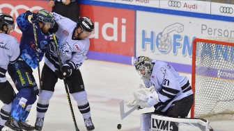 Kaum ein Durchkommen gab es beim Heimauftakt gegen die Ice Tigers am zweiten Spieltag. Das soll morgen anders sein.
Foto: Johannes TRAUB / JT-Presse.de