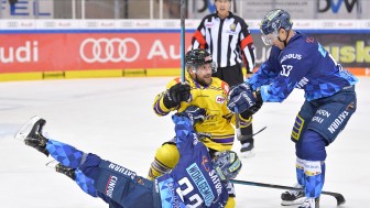 In einem engen Spiel hatten am Ende die Gäste aus Krefeld die Nase mit 5:4 knapp vorne.
Foto: Johannes TRAUB / JT-Presse.de In einem engen Spiel hatten am Ende die Gäste aus Krefeld die Nase mit 5:4 knapp vorne.
Foto: Johannes TRAUB / JT-Presse.de