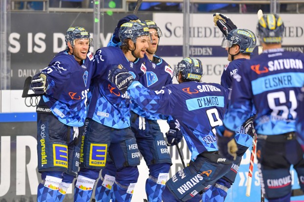 Pure Freude bei den Panthern nach Kris Foucaults Siegtreffer in der Verlängerung.
Foto: Johannes TRAUB / JT-Presse.de