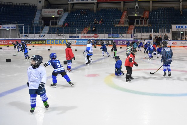 Viel los war beim ersten beim Kids on Ice Day der neuen Saison.
Foto: Johannes TRAUB / JT-Presse.de