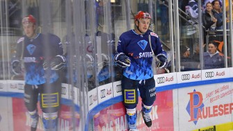 Wayne Simspon bejubelt seinen Treffer gegen Straubing mit einem Sprung an die Bande.
Foto: Johannes TRAUB / JT-Presse.de Wayne Simspon bejubelt seinen Treffer gegen Straubing mit einem Sprung an die Bande.
Foto: Johannes TRAUB / JT-Presse.de
