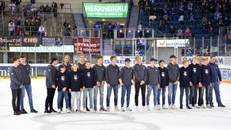 Die U15 der Panther wurde bei einem DEL-Spiel für den Gewinn der Süddeutschen Meisterschaft in der Saison 2018/19 geehrt.
Foto: Johannes TRAUB / JT-Presse.de Die U15 der Panther wurde bei einem DEL-Spiel für den Gewinn der Süddeutschen Meisterschaft in der Saison 2018/19 geehrt.
Foto: Johannes TRAUB / JT-Presse.de