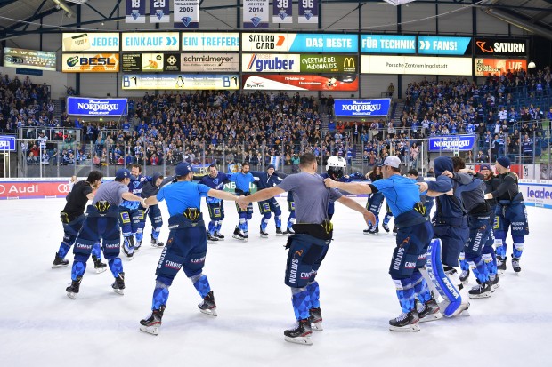 Spieler und Fans feierten den Comeback-Sieg ausgiebig.
Foto: Johannes TRAUB / JT-Presse.de
