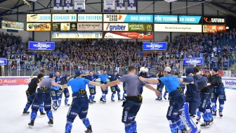 Spieler und Fans feierten den Comeback-Sieg ausgiebig.
Foto: Johannes TRAUB / JT-Presse.de Spieler und Fans feierten den Comeback-Sieg ausgiebig.
Foto: Johannes TRAUB / JT-Presse.de