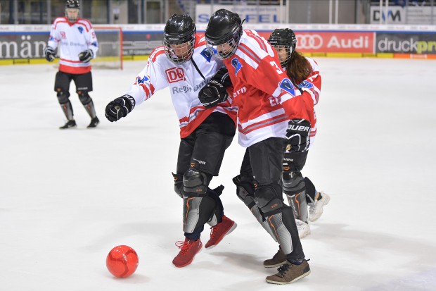 Vollen Einsatz zeigten beide Teams im Kampf um den Ball.
Foto: Johannes TRAUB / JT-Presse.de