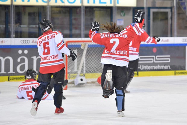 Drin das Ding. Team Rot trifft im Drittelpausenspiel zur FÜhrung.
Foto: Johannes TRAUB / JT-Presse.de