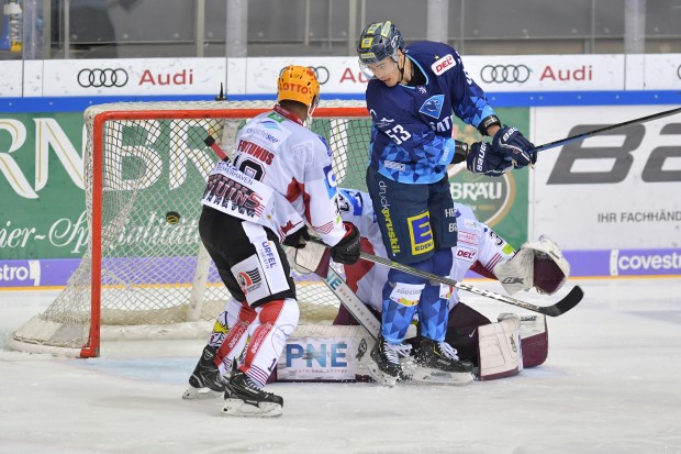 Das zweite von drei Powerplay-Toren. Brandon Mashinter nimmt Gäste-Goalie Kristers Gudlevskis gut die Sicht.
Foto: Johannes TRAUB / JT-Presse.de